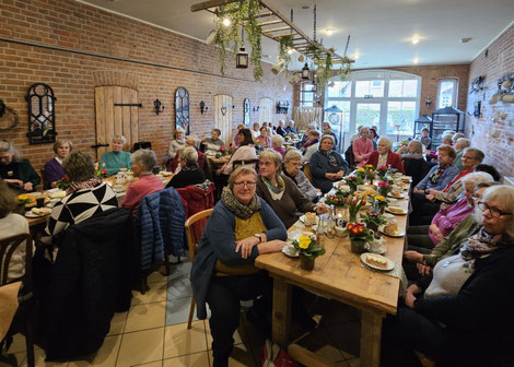 Frauen an Kaffeetafel