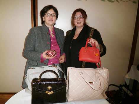 v.l.: 1. Vorsitzende Kirsten Steinmatz mit der Feng Shui Beraterin Susanne von Byern mit den verschiedenen Typen von Handtaschen