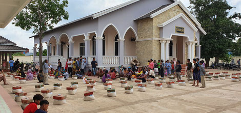 Distribution de l'aide à l'église de Po Thom.