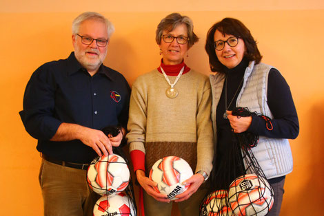 Robert Schröder (1. Vorstand Jugendfußball Förderverein) überreicht Fußbälle an die Verantwortlichen in der Mittagbetreuung der Grundschule Niederscheyern Christa Zeller (Mitte, Leiterin) und Ingeborg Linner (stellvertretende Leiterin).