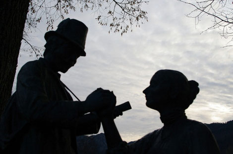 Jäger und Sennerin (Bronze-Skulptur in Schliersee)