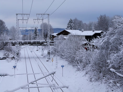 Blick auf die Bahngleise in Holzkirchen (südlich von München)