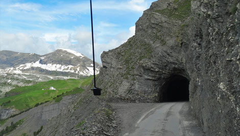 Der 650 Meter lange in den Stein gemeisselte Tunnel kann nur im Schritttempo durchfahren werden 
