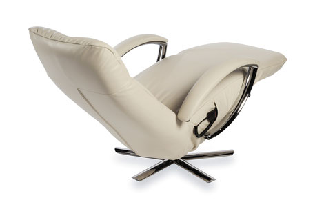 Einige der Komfortfunktionen, die ein TV-Sessel bieten kann, sind verstellbare Rückenlehnen, ausziehbare Beinstützen, eingebaute Massagefunktionen und sogar Heizungsfunktionen