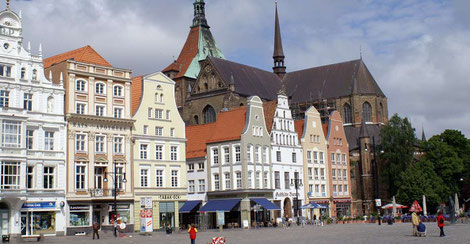 Unser Showtruck in Rostock ist weit mehr als nur ein mobiler Ausstellungsraum – er ist eine Erlebniswelt, die unsere Kunden in die faszinierende Welt der Massagesessel entführt