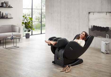 Customer reviews of the Easyrelaxx massage chair focus mainly on the J-shaped tracks and their impact on the massage experience