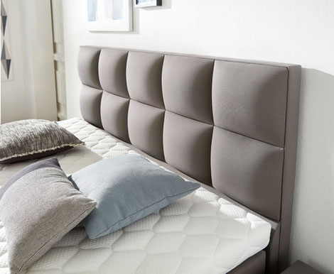 Ein graues Bett kann auch einen subtilen Kontrast zu anderen Elementen in Ihrem Schlafzimmer schaffen, wie z.B. heller Wandfarbe, einem dekorativen Teppich oder einer modernen Lampe
