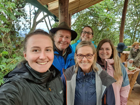 Familie Lässer bei der Wanderung im Regenwald