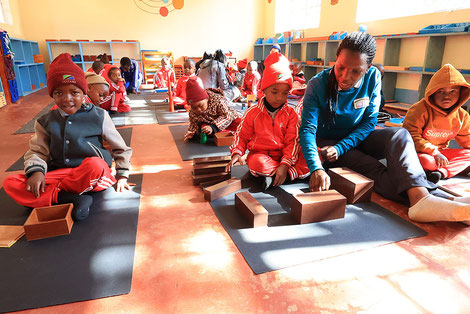 Die Kinder lernen nach der Montessori-Pädagogik.