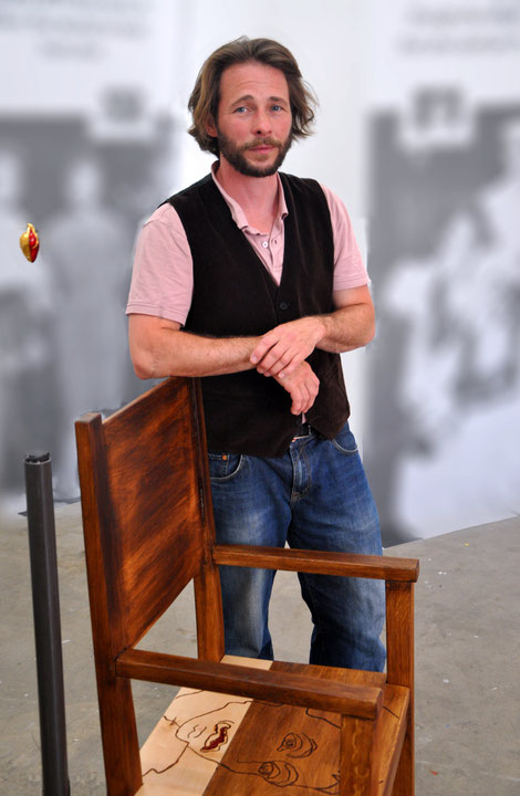 Vinko Nino Jaeger with his work 'History Channel'. Foto: Em Schwarzwald and VN Jaeger © 2019