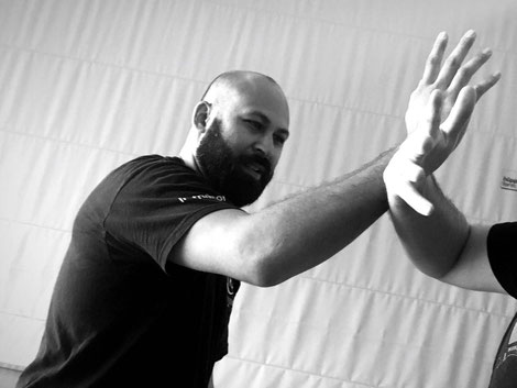 Kung Fu, Kampfsport, Kampfkunst, Wing Chun Kung Fu, Selbstverteidigung: Kampfkunstschmiede Zürich Oerlikon. Selbstverteidigungskurs. Fit werden, stärker werden dank Kung Fu.