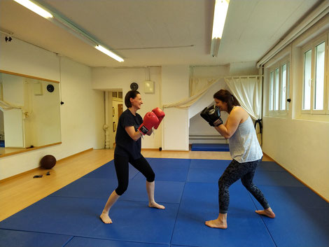 Kung Fu, Kampfsport, Kampfkunst, Wing Chun Kung Fu, Selbstverteidigung für Frauen: Kampfkunstschmiede Zürich Oerlikon. Selbstverteidigungskurs Frauen. Fit werden, stärker werden dank Kung Fu.