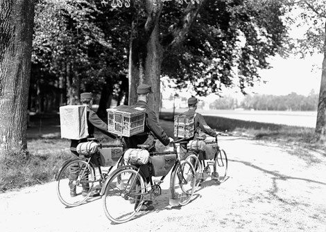  Fahrradpatrouille mit Brieftauben im 1. Weltkrieg