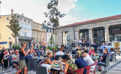 marché nocturne à Issoire près de la halle au grains