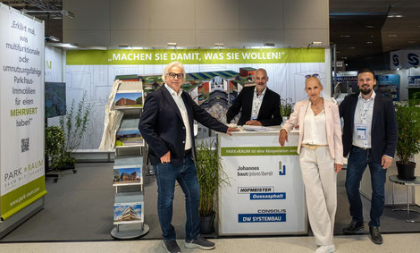 V.l.n.r.: Andreas Palla, Matthias Millow, Katrin Kaumann, John Frank auf dem PARK»RAUM-Messestand.