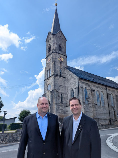 Dekan Detlef Pötzl und Bürgermeister Klaus Daum laden zum Festwochenende „750 Jahre Tschirn“ herzlich ein.