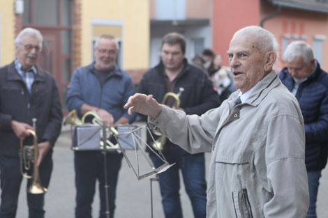 Auch mit 85 Jahren noch mit vollem Gehör dabei, so dirigierte Altbürgermeister Manfred Burger „seine“ Blaskapelle bei einem Stück an seinem Geburtstag.