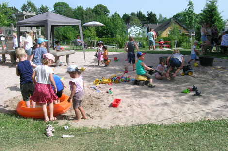 Reger Betrieb und glückliche Kinder allerorts im Verlauf der Einweihungsfeier. Foto: Heike Schülein