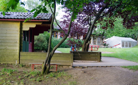 Seit Anfang Juni wird die Kindergarten-Auffahrt neugestaltet. Während der Bauarbeiten fiel auf, dass der auf dem Kiga-Grundstück liegende Weg auch baufällig ist. Der Beschluss über einen Zuschuss seitens der Gemeinde wurde vertagt.