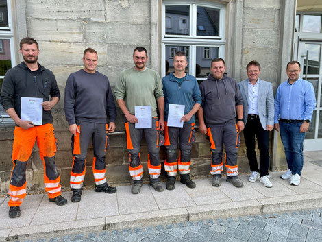 Bild von links: Daniel Schnappauf, Bauhofleiter Simon Schnappauf, Thomas Schröder, Harald Wich, Felix Wich, Gemeinschaftsvorsitzender Frank Jakob, Geschäftsstellenleiter Sven Schuster.