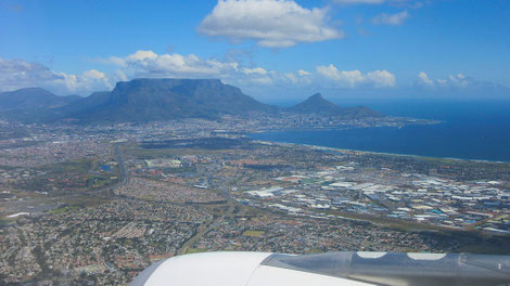 Anflug auf Kapstadt mit herrlicher Aussicht auf den Tafelberg