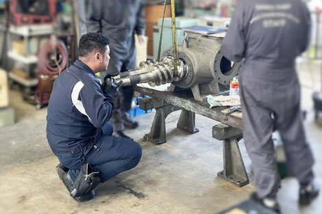 スクリューポンプの組み立て風景