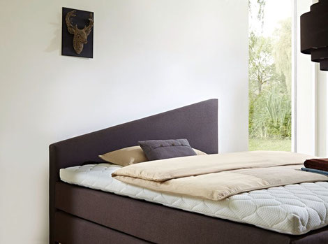 Ein zu großes Kopfteil kann den Raum schnell überladen wirken lassen, während ein zu kleines Kopfteil das Bett unvollständig erscheinen lässt