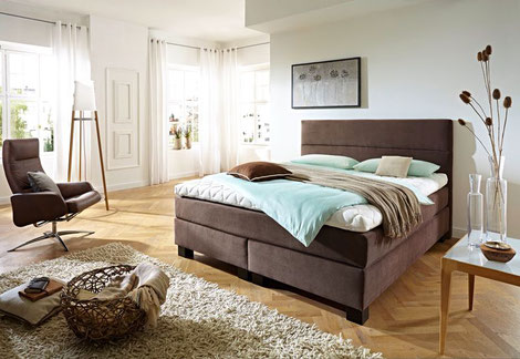 Ein paar dekorative Kissen, die zu Ihrem persönlichen Wohnstil passen, sowie eine große, über dem Bett ausgebreitete Tagesdecke, die optisch für Ordnung sorgt, komplettieren die Schlafzimmer-Dekoration