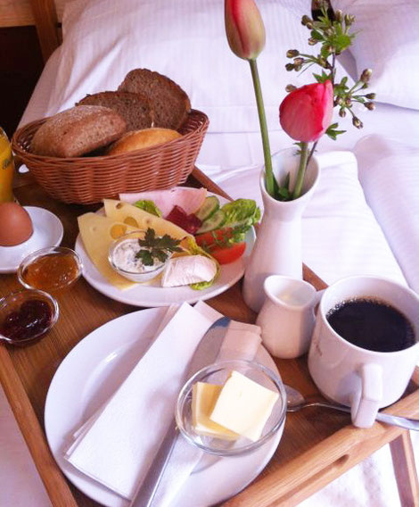 Ein luxuriöses Fruehstueck im Bett ist eine hervorragende Moeglichkeit, den Tag mit Komfort und Stil zu beginnen