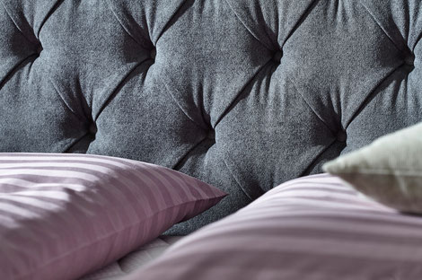 Insgesamt bietet das Schlafen auf einem Boxspringbett ohne Topper einige Vorteile, wie zum Beispiel die erhöhte Atmungsaktivität und die Möglichkeit, den Härtegrad individuell anzupassen