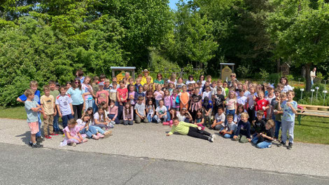 Die Schülerinnen der Europaschule St. Michael ob Bleiburg mit ihren engagierten Lehrerinnen und den Mitgliedern des Bienenzuchtvereins St. Michael