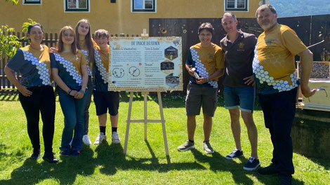 Im Zuge der Rückreise vom Jungimkerwettbewerb besuchte man noch den Tag des offenen Bienenstocks im Gmündner Pankratium: v.l.n.r. Christine und Elena Neumaier, Marie Zlanabittnig, Sebastian Neumaier, Leon Skriener, Gottfried Peball und Valentin Koller.