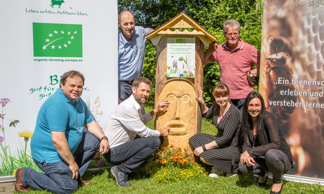 Vorne v.l.: Planetarium-Chef Adolf Krumpl, Landesobmann Arno Kronhofer, Leiterin der Imkerschule Elisabeth Thurner und Melanie Raupl (Marketing Kärntnermilch), stehend: Bio Wiesenmilch Projektleiter Rudolf Vierbauch (li.) und Imker Mathias Kilzer