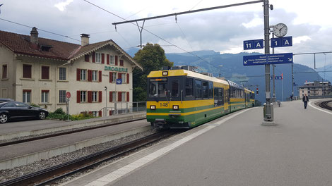 Der Treibzug fährt in Grindelwald, dem Endpunkt der Strecke, ein