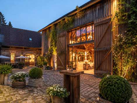 Uriges Hofensemble mit beleuchteter Scheune und Innenhof als besondere Location für private Feiern und Hochzeiten