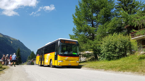 Der schon etwas ältere Iris Crossway Bus wartet auf die Abfahrt nach Moiry