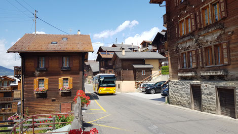 Der IVECO Bergbus erreicht die Haltestelle Saint-Martin, poste