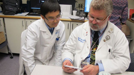 Dr. David Franz und chinesischer Gastarzt beim Studieren. Bild: Melody Gullemann