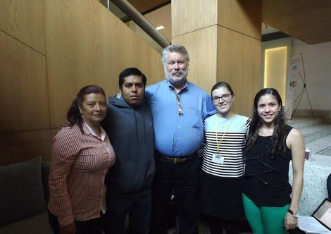 Auf dem mexikanischen Kongress: (von links) Mutter von Aaron, Aaron (TSC-Patient), Dr. David Franz (TSC-Clinic Cincinnati), Hannah Schäfer (Stipendiatin) und Lorena (Genetikerin). Bild: Melody Gullemann