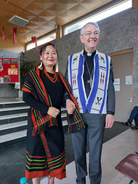 Lehrerin Roselyn Ketou aus Zubza überreicht Erzbischof Schick eine traditionelle Nagaland-Weste.                                Foto: buc