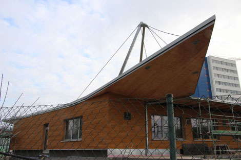 Die Außenverkleidung aus Holz gibt dem Haus ein freundliches Aussehen. Das Dach erinnert an einen Teil eines Taubenflügels.      Foto: cid