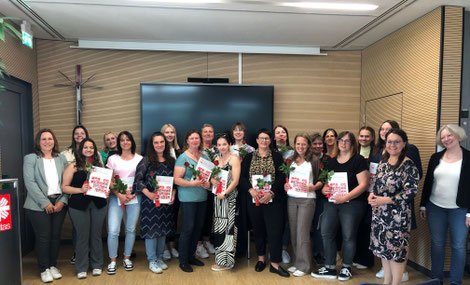 Die frischgekürten Fachkräften für Krippenpädagogik mit Verantwortlichen der Caritas. Foto: Daria Hinter