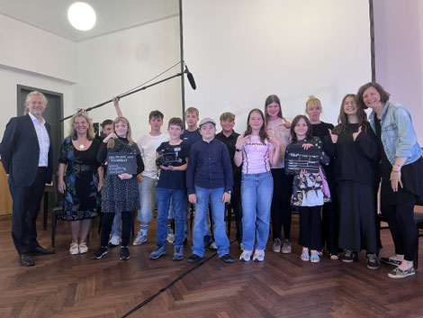 Die Schülerinnen und Schüler der Von-Lerchenfeld-Schule zusammen mit ihren Lehrerinnen sowie Andres Müller (links) und Karin Stöhr (rechts) bei der Premiere ihres Films im Bauernmuseum Bamberger Land. Foto: Benjamin Kemmer