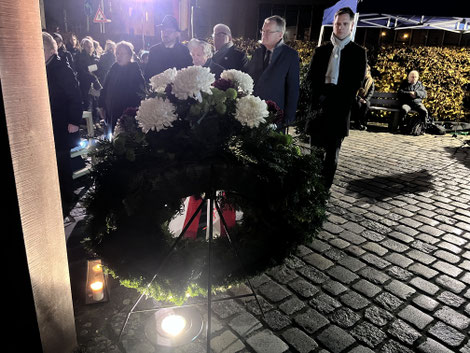 Rabbinerin Antje Yael Deusel (von links), Marcel Weißenfels von der liberalen jüdischen Gemeinde, Rabbiner Salomon Almekias-Siegl sowie Bambergs drei Bürgermeister Wolfgang Metzner, Andreas Starke und Jonas Glüsenkamp beim Gedenken. Foto: Kemmer