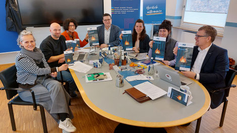 Am Lagerfeuer: Das Team des Caritas-Pirckheimer-Hauses hat in den vergangenen Wochen und Monaten intensiv am neuen Programm der Bistumsakademie gearbeitet. Foto: Bernd Buchner