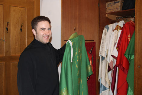 Für Pfarrer Albert Müller bereitet Lukas Weiß die liturgische Kleidung vor und legt an diesem Tag das entsprechende grüne Messgewand bereit. Foto: Christoph Gahlau