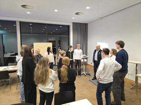 Zu Beginn des Abends lud Diakon Michael Partes (4. von rechts) die Jugendlichen zu einem Spiel in lockerer Atmosphäre ein. Foto: Andreas Kuschbert