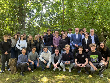 Kateryna Buchko (hintere Reihe, 2. von rechts) mit den Schülerinnen und Schülern des Kaiser-Heinrich-Gymnasiums sowie Lehrer Bernd Franze (5. von rechts) und dem Leiter des Referates Weltkirche im Erzbistum Bamberg, Michael Kleiner (rechts). Foto: Kemmer