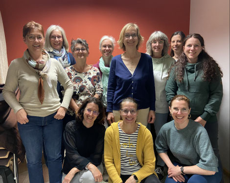 Mit Sonderproben bereiten sich die Five Seasons mit Chorleiterin Carmela Herrmann (stehend, 5. von links) auf ihr Jubiläumskonzert vor. Foto: privat