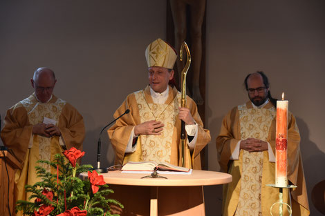 Weihbischof Herwig Gössl zelebrierte den Festgottesdienst mit Domvikar Paul Weismantel (links) und dem Regensburger Prior Pater Thomas Väth.  Foto: Brigitte Pich